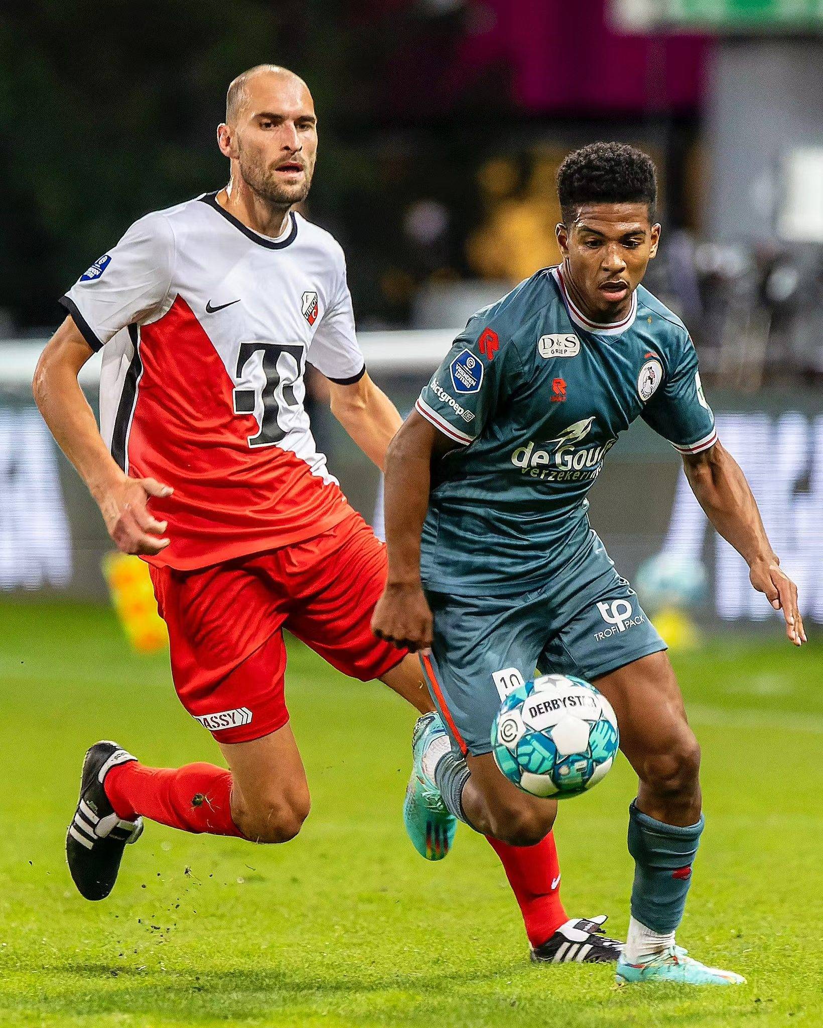 更衣室的传 更衣室的传